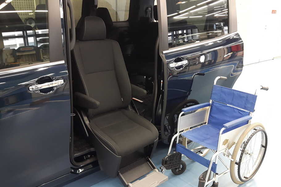 エスクァイアサイドリフトアップチルトシート装着車