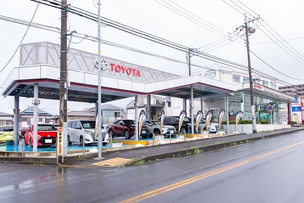 綾瀬店(旧:神奈川トヨタ綾瀬店) (2)