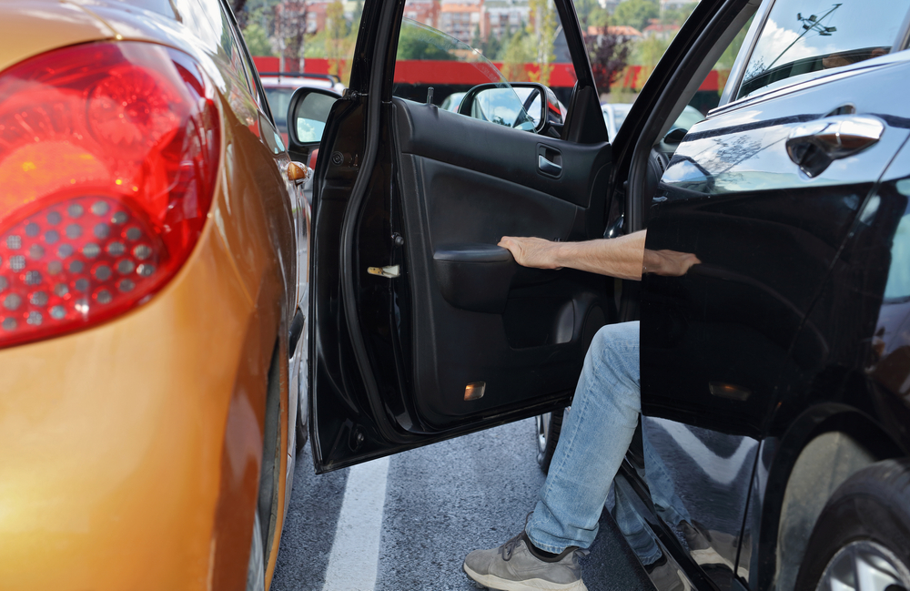 車のドア開けるシーン