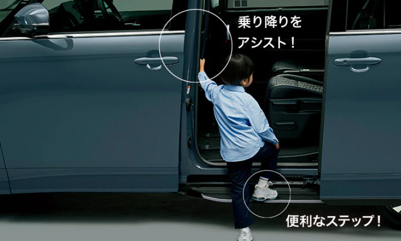 子供が車に乗り込むシーン