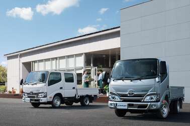 写真左はダブルキャブ・2WD・ジャストロー・木製デッキ・1.0トン積・2.0Lガソリン車