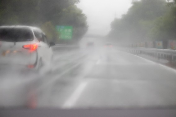 車_梅雨_運転_コツ