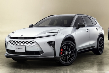 （左）：特別仕様車 ESTATE RS “THE 70th” （ベース車両はESTATE RS）