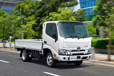 写真はシングルキャブ・2WD・フルジャストロー・木製デッキ・1.6トン積・3.0Lディーゼル車