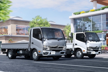 左）ワイドキャブ・2WD・ロングデッキ・フルジャストロー・2.0トン積